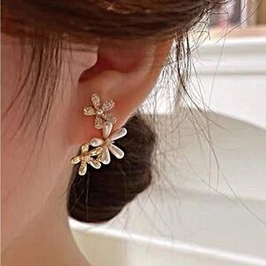 Pretty Floral Earrings BRAND NEW